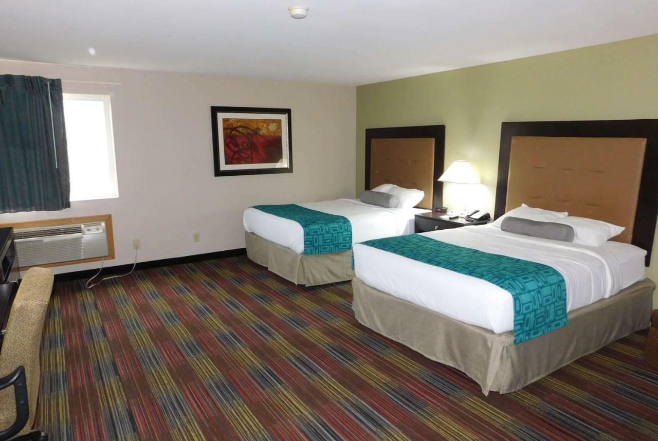 Baymont By Wyndham Kearney Motel Exterior photo