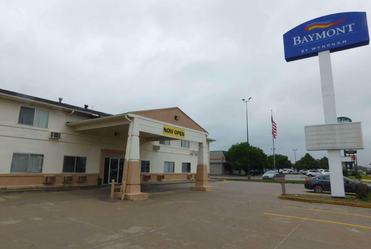 Baymont By Wyndham Kearney Motel Exterior photo